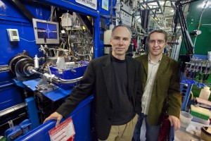 James Berger (left) and Nathan Thomsen solved the structure of an important protein motor called the Rho transcription termination factor using the protein crystallography capabilities of Beamline 8.3.1 at Berkeley Lab’s Advanced Light Source. (Photo by Roy Kaltschmidt, Berkeley Lab Pubilc Affairs)