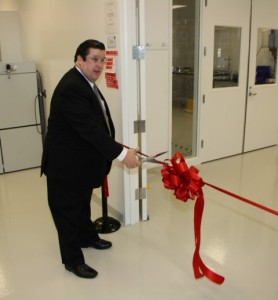 Paul Bryan, of the U.S. Department of Energy’s Office of Energy Efficiency and Renewable Energy, cut the ribbon to open the Advanced Biofuels Process Demonstration Unit. (Photo by Michael Barnes)