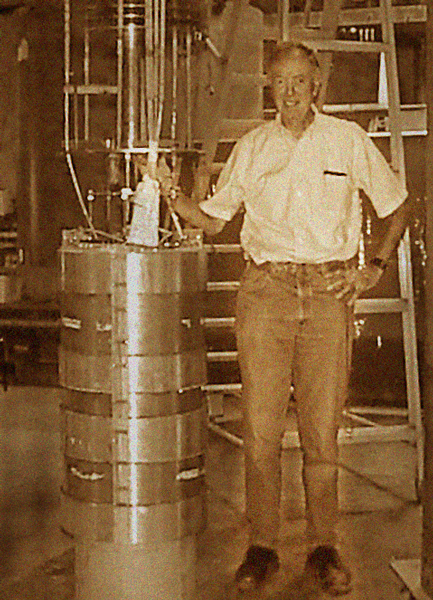 Clyde Taylor with VENUS magnet system, 1999 (adapted from photo supplied by Wang NMR) .