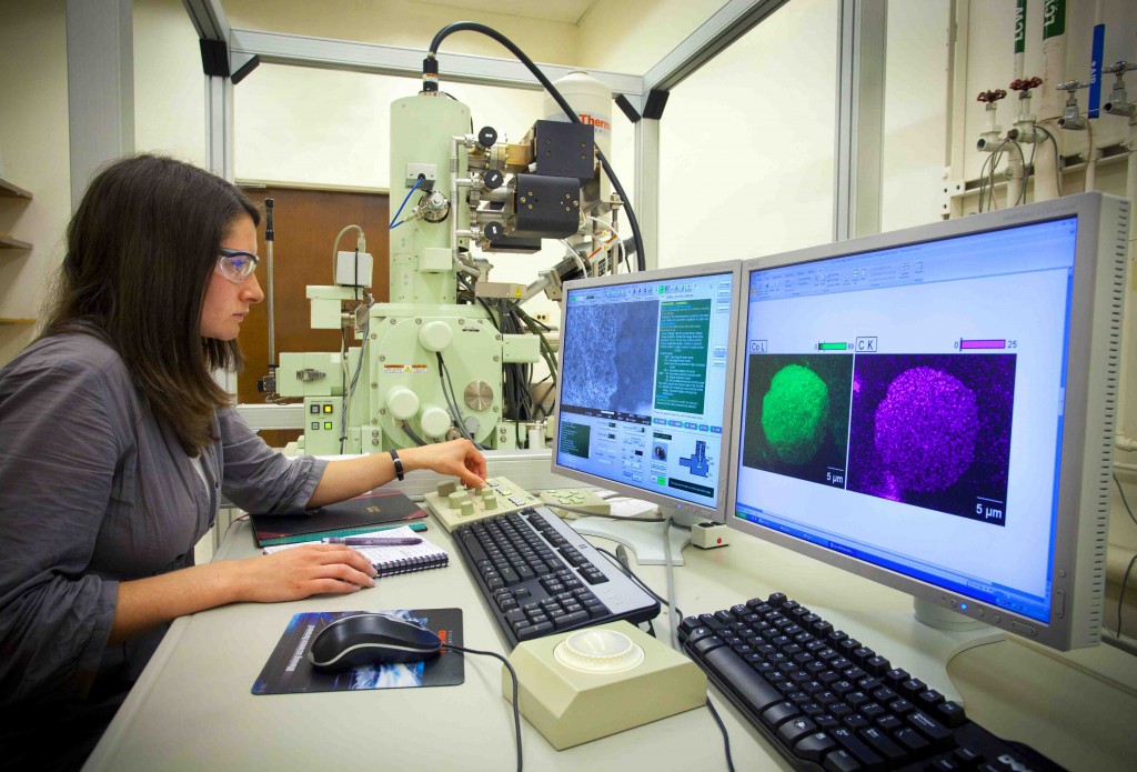 A Berkeley Lab researcher uses a scanning electron microscope