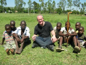 Jay Keasling with children in a village outside Nairobi, Kenya. (Photo by Gabrielle Tenenbaum) 