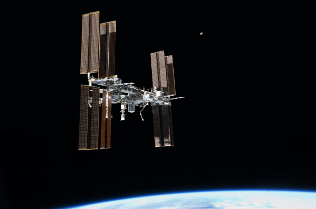 STS-135_final_flyaround_of_ISS_1