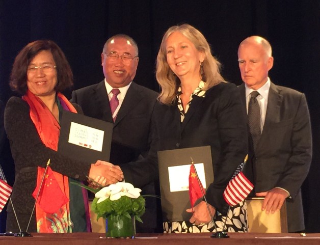 California Gov. Jerry Brown, China Energy Group head Lynn Price, and members of the Chinese delegation at the U.S.-China Climate Leaders Summit in Los Angeles.