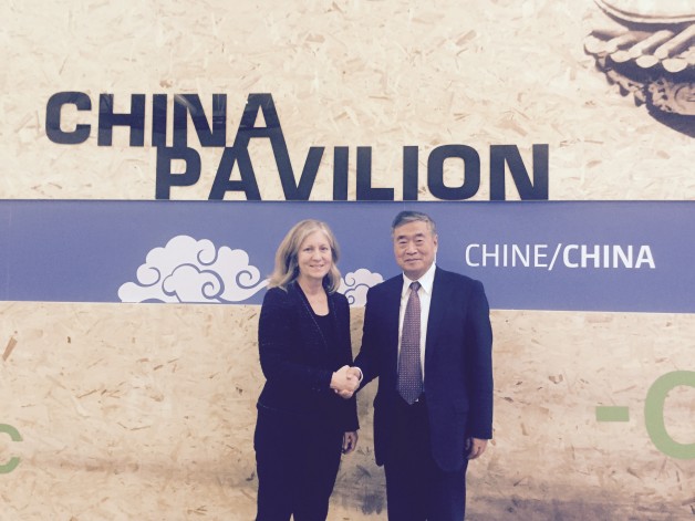 Lynn Price, head of Berkeley Lab's China Energy Group, and He Jiankun of Tsinghua Unviersity, at the MOU signing in Paris.