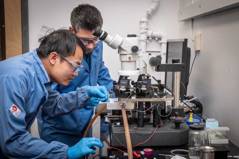 Sean Lubner (right), Mechanical Research, Scientist/Engineer, Energy Storage & Distributed Resources Division (ESDR), and Yuqiang Zhen, Staff, ESDR, utilizing 3ω for thermal characterization of batteries at the Thermal Science Group laboratory.