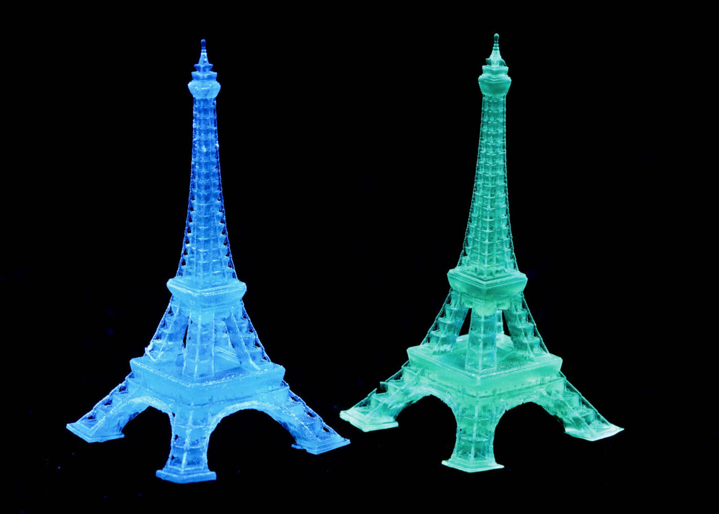 Blue and green Eiffel Tower-shaped luminescent structures 3D-printed from supramolecular ink.